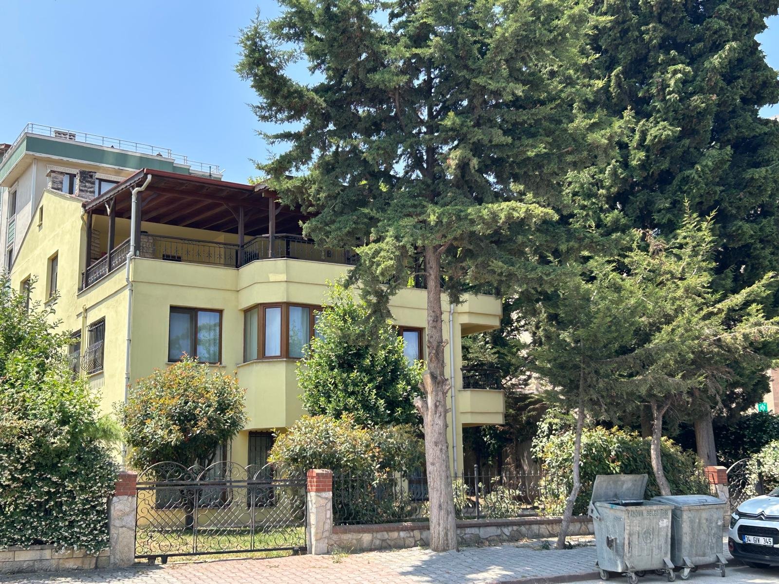 Merkezde, geniş bahçe içinde, müstakil villa